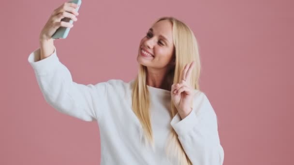 Una Bella Donna Bionda Sta Scattando Foto Selfie Usando Suo — Video Stock