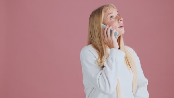 Una Hermosa Mujer Rubia Está Hablando Teléfono Inteligente Mientras Hace — Vídeo de stock