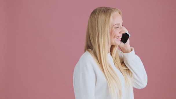 Una Mujer Rubia Sonriente Está Hablando Teléfono Inteligente Mientras Hace — Vídeo de stock