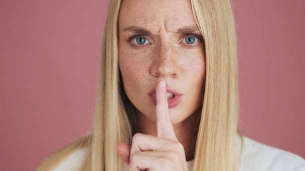 Una Mujer Rubia Seria Está Haciendo Gesto Silencio Pie Aislado — Vídeo de stock