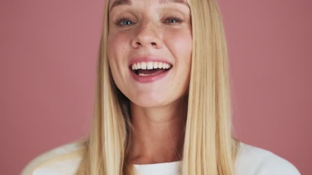 Une Femme Blonde Positive Hoche Tête Regardant Caméra Debout Isolée — Video