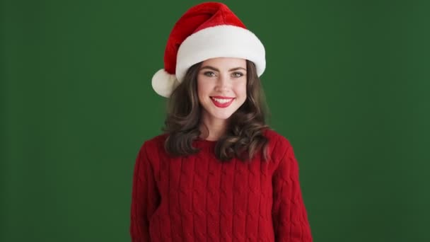 Αρκετά Χαρούμενο Κορίτσι Στο Καπέλο Των Χριστουγέννων Δείχνει Εντάξει Χειρονομία — Αρχείο Βίντεο