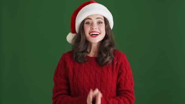 Linda Chica Feliz Emocionado Navidad Sombrero Santa Aislado Sobre Fondo — Vídeo de stock