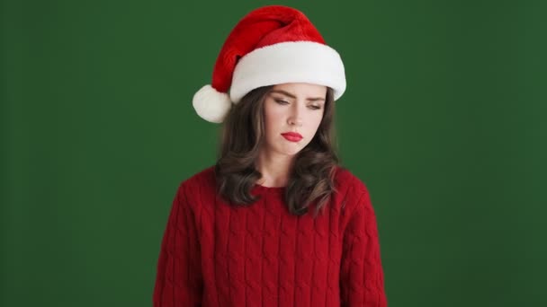 Urazil Nespokojený Dívka Vánoční Santa Klobouk Izolované Přes Zelenou Zeď — Stock video