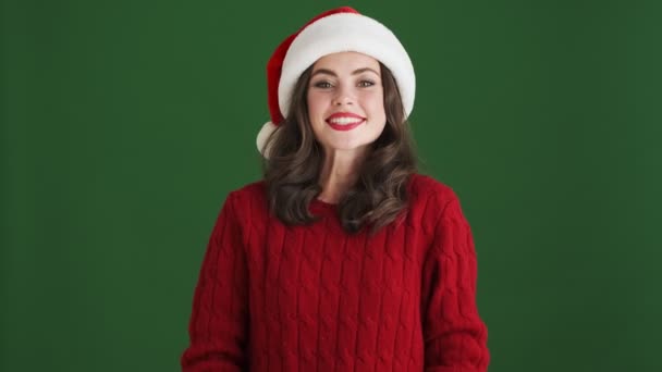 Positief Vrolijk Meisje Kerstmis Santa Hoed Geeft Een Geschenk Doos — Stockvideo