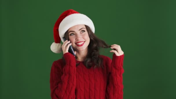 Feliz Chica Positiva Navidad Sombrero Santa Hablando Por Teléfono Móvil — Vídeos de Stock