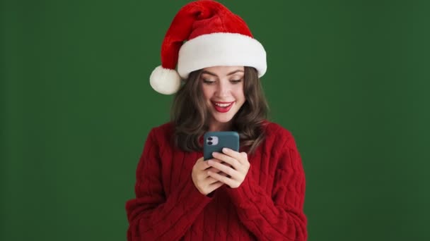 Szczęśliwy Podekscytowany Dziewczyna Boże Narodzenie Santa Kapelusz Pomocą Telefonu Komórkowego — Wideo stockowe
