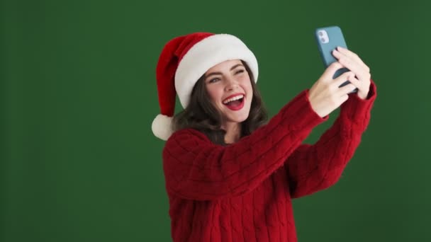 Usmívající Veselá Dívka Vánoční Santa Klobouk Přičemž Selfie Mobilním Telefonem — Stock video