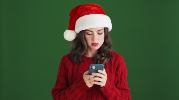 Dispiaciuto Ragazza Natale Cappello Babbo Natale Utilizzando Telefono Cellulare Isolato — Video Stock