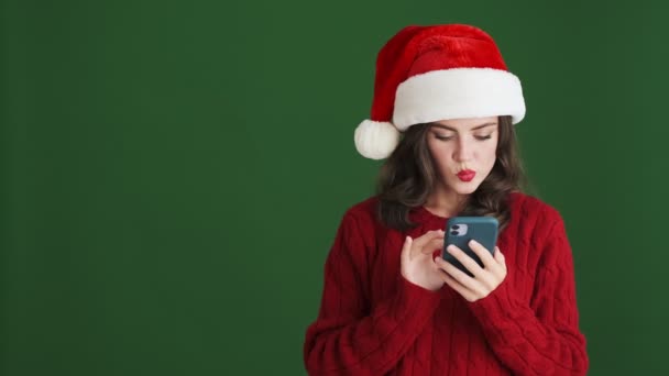 Glimlachend Meisje Kerst Santa Hoed Met Behulp Van Mobiele Telefoon — Stockvideo