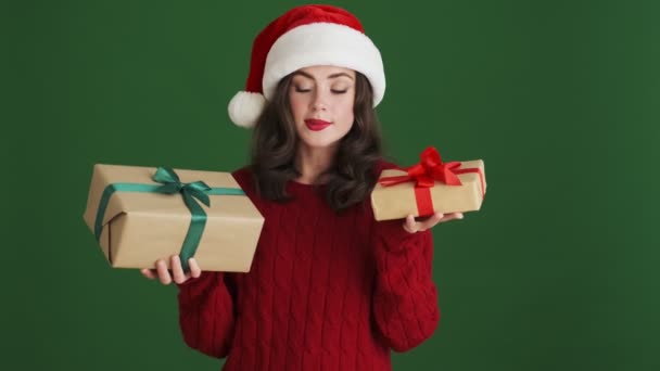 Feliz Menina Alegre Natal Santa Chapéu Segurando Presentes Caixas Isoladas — Vídeo de Stock