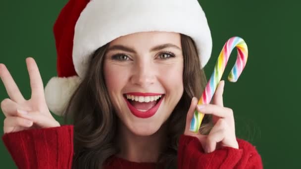 Menina Feliz Natal Papai Noel Segurando Doces Isolados Sobre Fundo — Vídeo de Stock