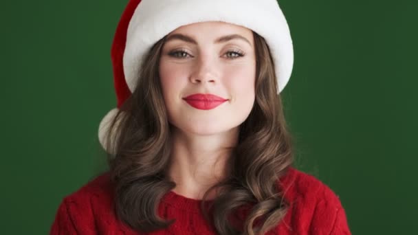 Ragazza Ottimista Natale Cappello Santa Baci Soffianti Isolato Sfondo Muro — Video Stock