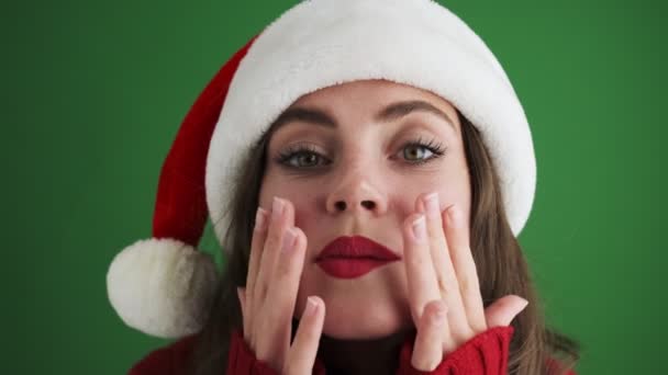 Menina Feliz Natal Chapéu Papai Noel Olhando Para Câmera Como — Vídeo de Stock