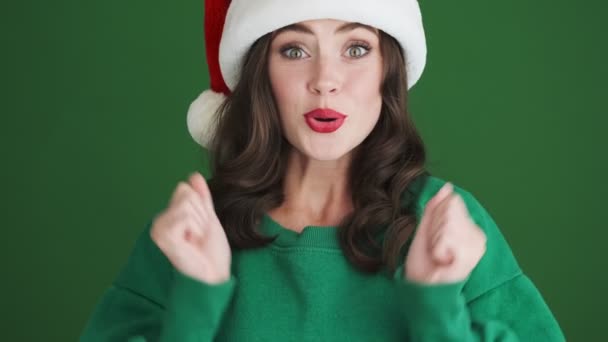 Fille Optimiste Dans Noël Santa Chapeau Applaudissements Isolé Sur Fond — Video