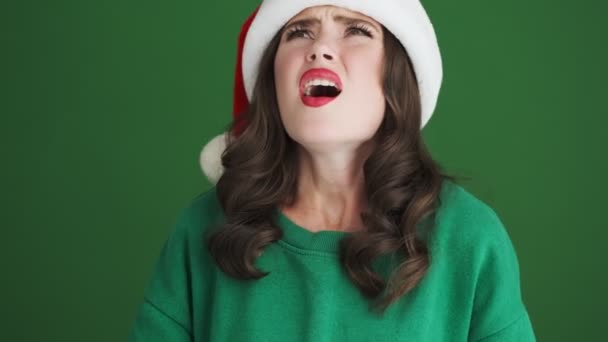 Krzyki Niezadowolona Dziewczyna Boże Narodzenie Santa Kapelusz Obejmujące Uszy Krzyki — Wideo stockowe
