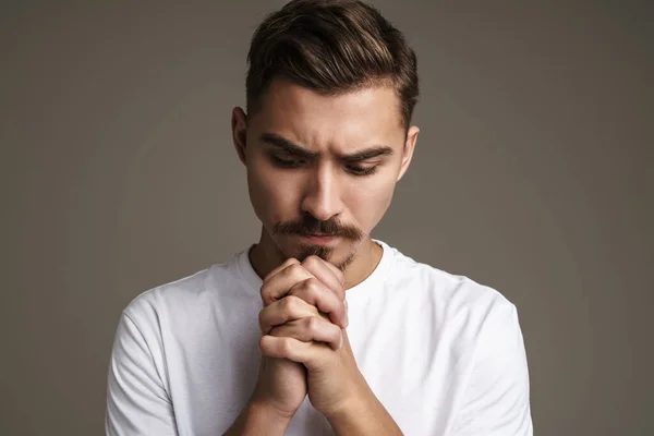 Imagem Sujeito Tenso Por Barbear Posando Segurando Mãos Juntas Isolado — Fotografia de Stock