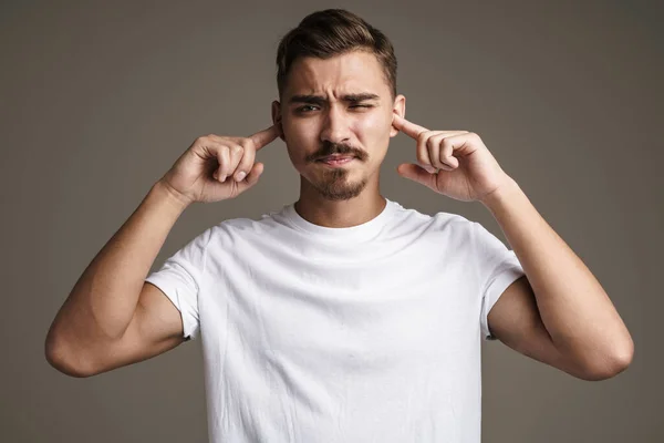 Image Caucasien Mécontent Gars Bouchant Ses Oreilles Isolé Sur Fond — Photo