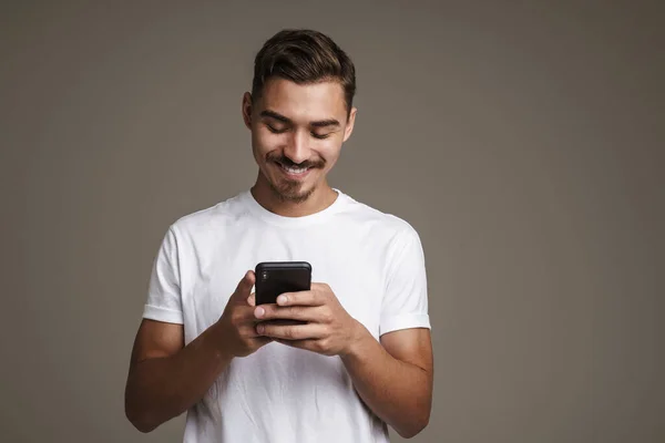 Bild Glad Orakad Kille Ler Och Använder Mobiltelefon Isolerad Över — Stockfoto