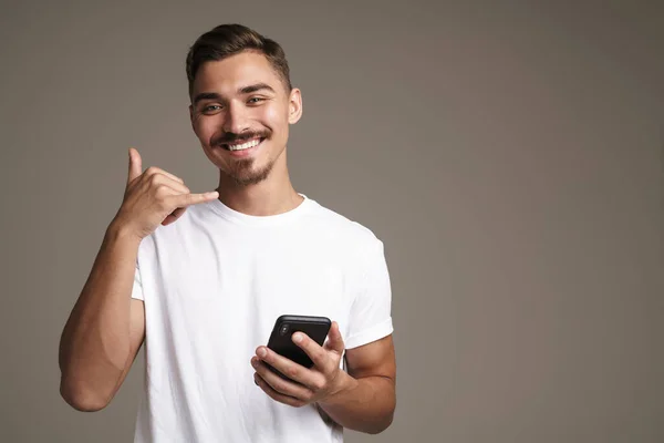 Imagen Tipo Alegre Sin Afeitar Mostrando Gesto Teléfono Mientras Utiliza — Foto de Stock