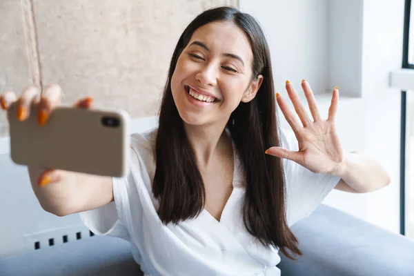 Happy Youg Kobieta Robi Selfie Siedząc Kanapie Domu — Zdjęcie stockowe