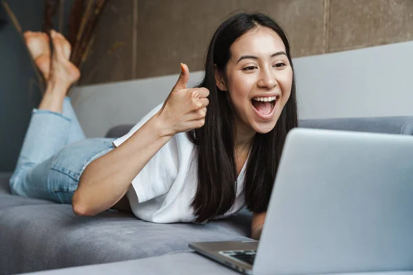 Lykkelig Ung Kvinde Videoopkald Bærbar Computer Mens Lægger Sofa Derhjemme - Stock-foto