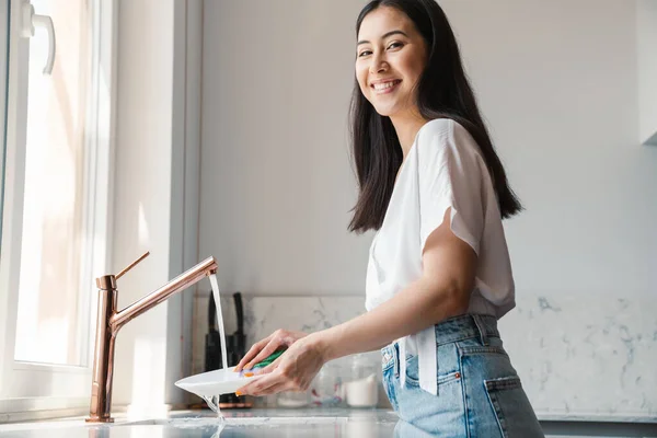 Образ Веселой Оптимистичной Молодой Женщины Дома Моющей Посуду — стоковое фото