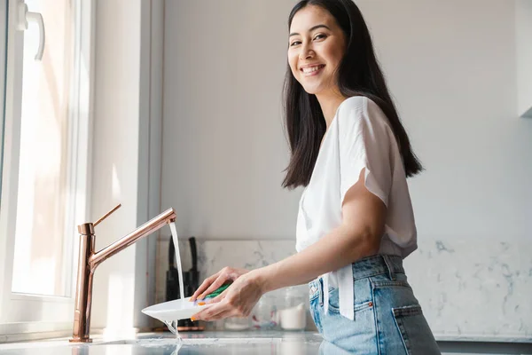 Image Une Jeune Femme Joyeuse Optimiste Maison Qui Lave Vaisselle — Photo