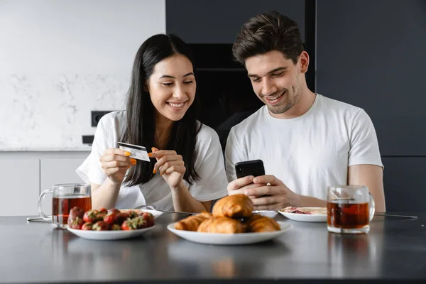 Alegre Pareja Joven Que Desayuna Sabroso Mientras Está Sentado Mesa — Foto de Stock