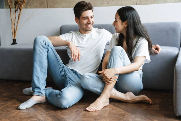 Foto Eines Positiven Jungen Liebespaares Hause Auf Dem Fußboden Der — Stockfoto