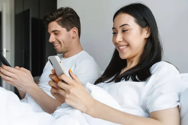 Foto Eines Positiven Jungen Liebespaares Hause Schlafzimmer Das Einem Bett — Stockfoto