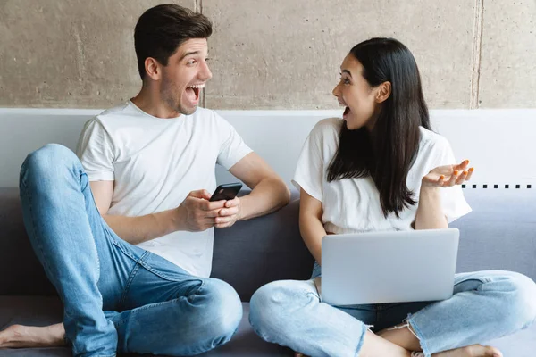 Foto Una Feliz Pareja Amorosa Joven Positiva Casa Sofá Con —  Fotos de Stock