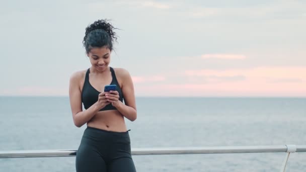 Jeune Femme Sportive Africaine Heureuse Concentrée Faisant Exercice Étirement Extérieur — Video