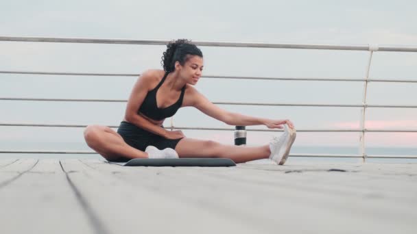 Junge Erstaunlich Optimistische Afrikanische Sportlerin Macht Dehnübungen Freien Strand — Stockvideo