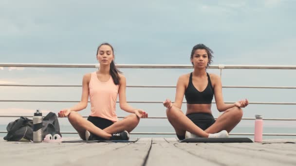 Jonge Geconcentreerde Sportvrouw Mediteren Maken Ademhalingsoefening Buiten Het Strand — Stockvideo