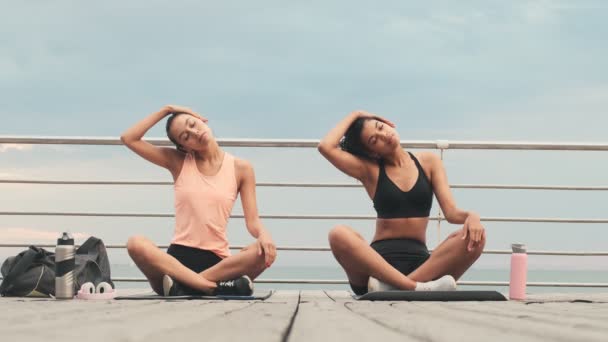 Junge Erstaunliche Sportlerinnen Machen Gemeinsam Dehnübungen Freien Strand — Stockvideo