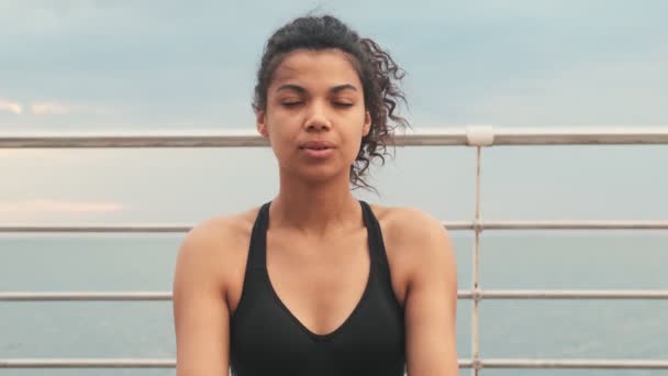 Jovens Mulheres Esportivas Incríveis Fazendo Exercícios Alongamento Livre Praia Juntos — Vídeo de Stock