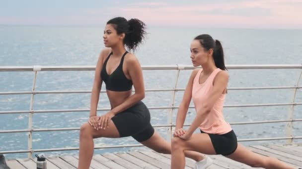 Jonge Geweldige Sport Vrouwen Maken Stretching Oefening Buiten Het Strand — Stockvideo