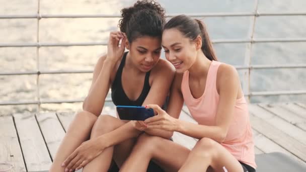 Młody Pozytywny Szczęśliwy Fitness Kobiety Pomocą Telefon Komórkowy Zewnątrz Plaży — Wideo stockowe