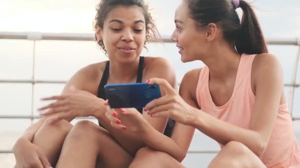 Молоді Досить Оптимістичні Фітнес Леді Використовуючи Мобільний Телефон Відкритому Повітрі — стокове відео