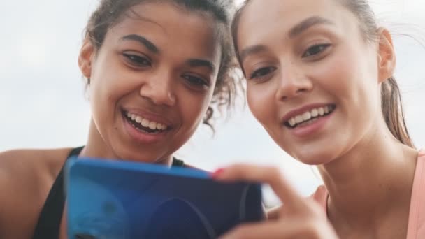 Młode Szczęśliwe Kobiety Fitness Korzystające Telefonu Komórkowego Plaży Razem — Wideo stockowe