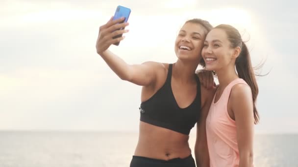 Junge Optimistische Fitness Frauen Machen Gemeinsam Ein Handy Foto Freien — Stockvideo