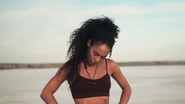 Femeie Afro Americană Atrăgătoare Care Poartă Îmbrăcăminte Sport Face Exerciții — Videoclip de stoc