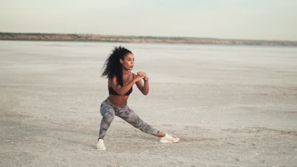 Eine Konzentrierte Afrikanisch Amerikanische Frau Sportbekleidung Macht Sportübungen Während Sie — Stockvideo