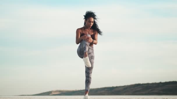 Une Belle Femme Afro Américaine Portant Des Vêtements Sport Fait — Video