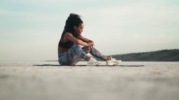 Eine Fokussierte Afroamerikanerin Sportbekleidung Sitzt Mit Ihrem Fitness Tracker Draußen — Stockvideo
