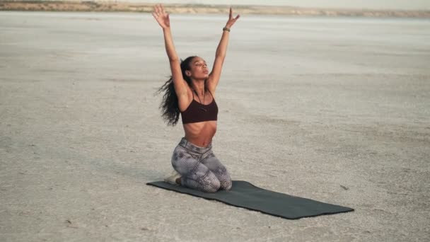 Una Giovane Donna Afroamericana Concentrata Con Gli Occhi Chiusi Che — Video Stock