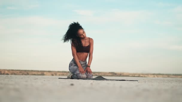 Тонка Молода Афроамериканка Спортивному Одязі Робить Вправи Сидять Килимку Йоги — стокове відео