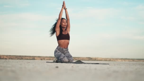 Eine Schöne Junge Afrikanisch Amerikanische Frau Sportbekleidung Macht Yoga Übungen — Stockvideo