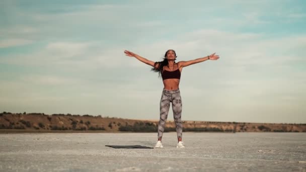 Konsentrert Ung Afroamerikansk Kvinne Med Sportstøy Trener Yoga Ute Stranden – stockvideo